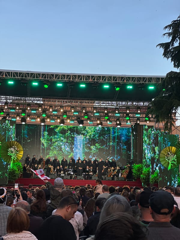 Outdoor orchestra draws crowds to urban plaza performance