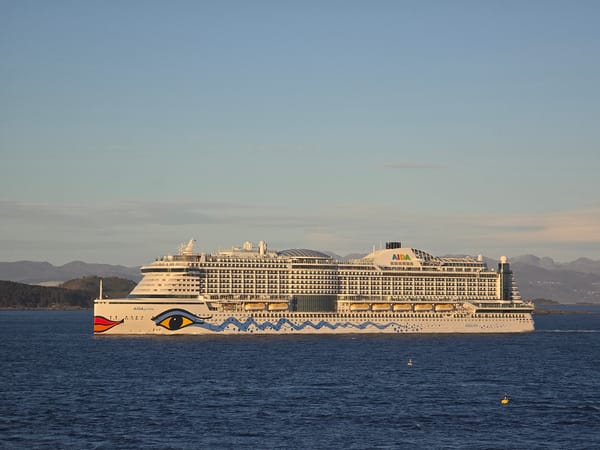 Cruise ship and crane vessel spotted near Randaberg, Norway