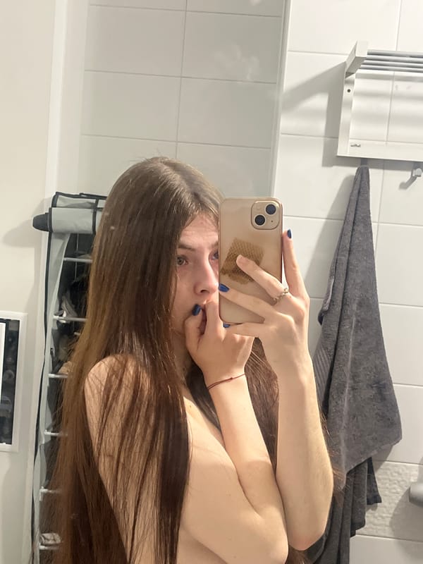 Woman takes bathroom selfies in Saint Petersburg