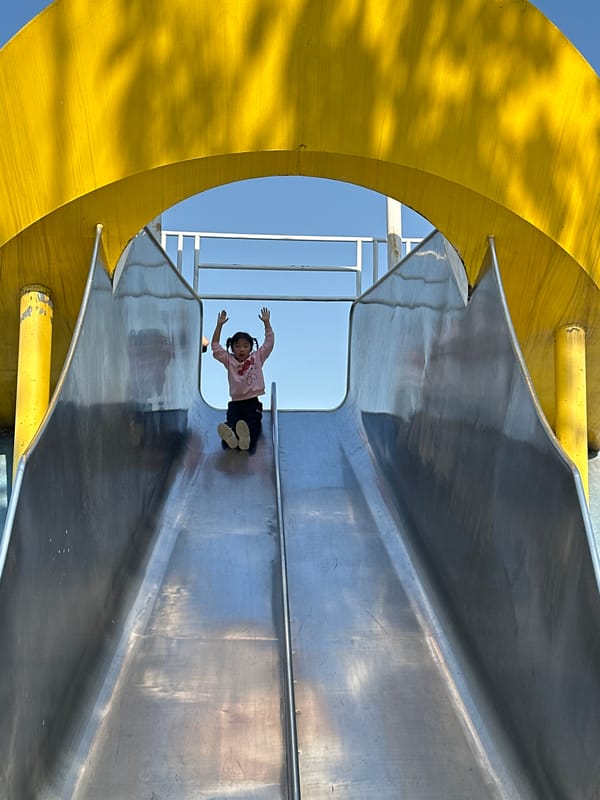 Families enjoy morning park activities across Jiangjin, China