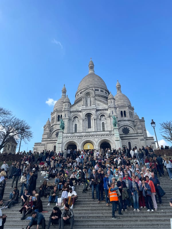 Sunny afternoon draws crowds to Paris's Sacré-Cœur Basilica