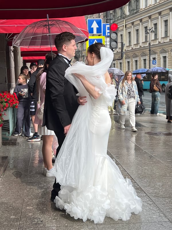 Rainy day wedding and sightseeing near St. Isaac's Cathedral