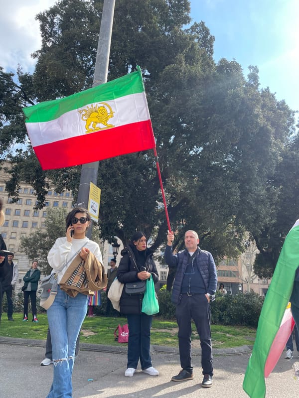 Iranian flag demonstration held in Barcelona's Plaça de Catalunya