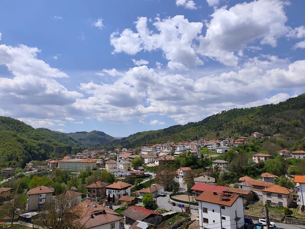 Sunny spring day observed in Srednogortsi, Bulgaria