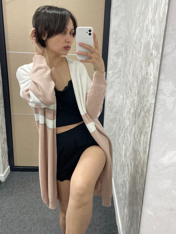 Woman documents casual morning routine through selfies in Izhevsk