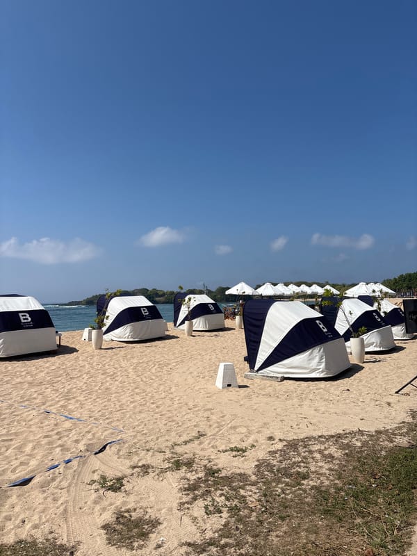 Kuta Selatan beachfront: cyclists, tents, and coastal amenities