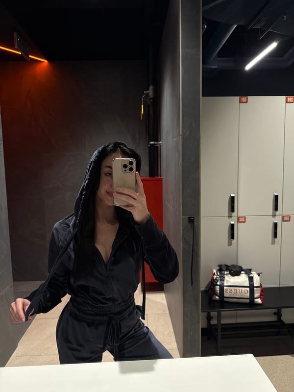 Woman takes gym selfie during workout in Krasnoyarsk