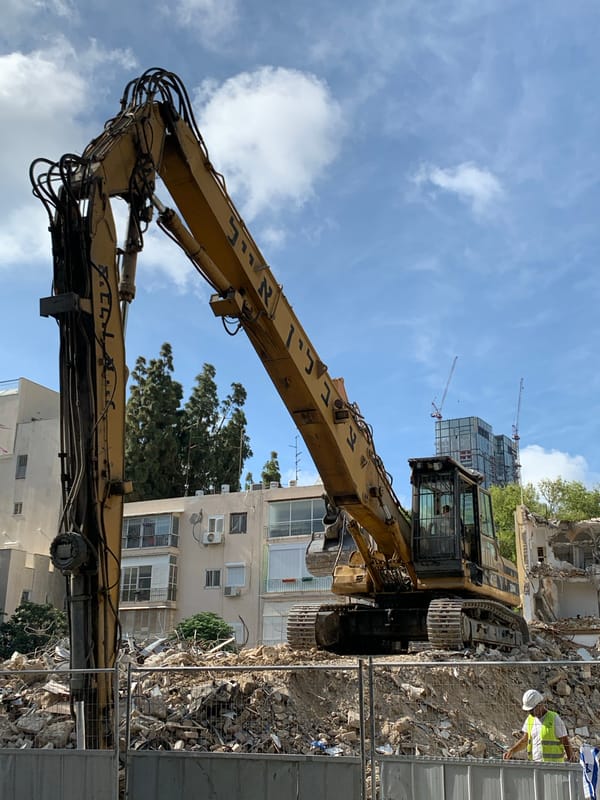 Construction work and street cat observed in Tel Aviv