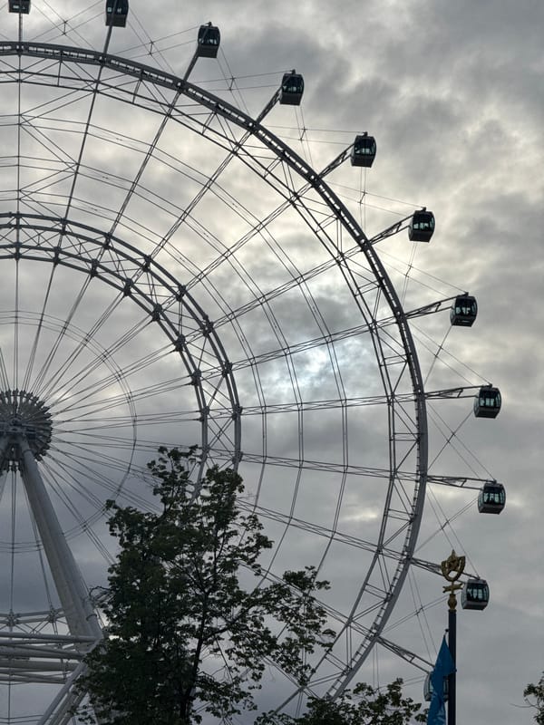 Afternoon leisure visit documented at Moscow's VDNKh exhibition complex