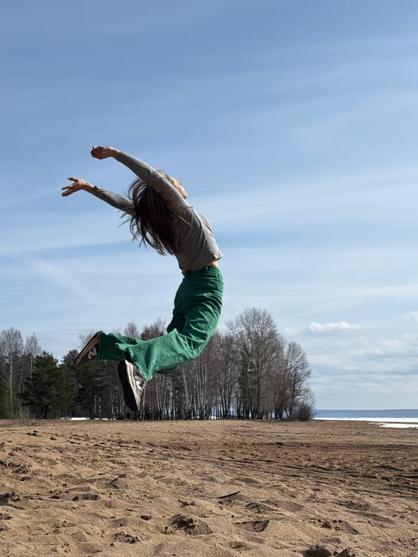 Morning beach scenes captured in Noviy, Russia