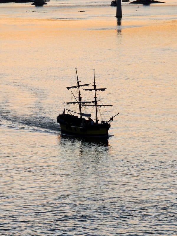 Vistula River sunset draws boats and street activity in Warsaw