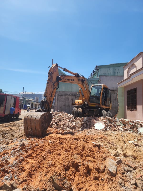 Mũi Né market in full swing: produce, seafood, street food, construction
