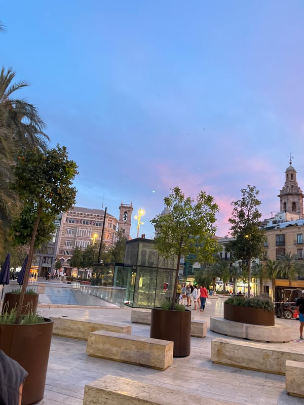 Evening dusk captured across València squares and streets