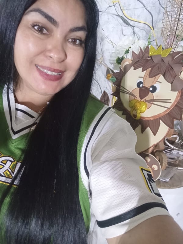 Late-night crafting session creates lion-themed decorations in Venezuela