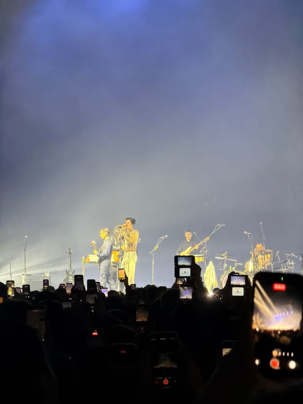 Concert audience films performance with smartphones in London
