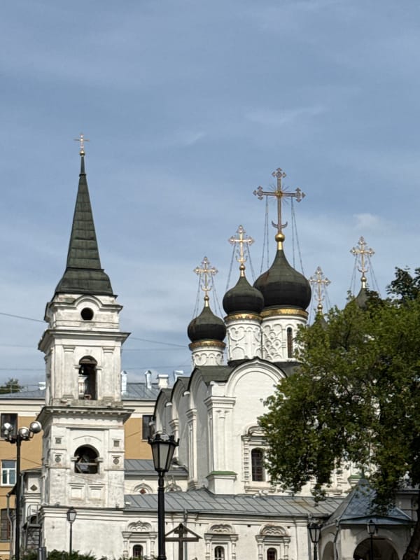 Sunny afternoon at Kolomenskoye's historic church complex, Moscow
