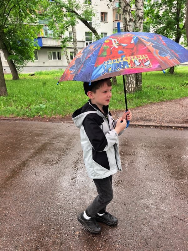 Early morning rain brings umbrellas to Sterlitamak streets