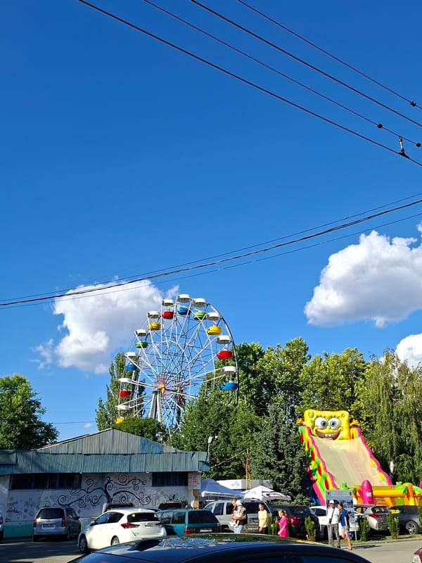 SpongeBob slide and Ferris wheel at a Chișinău amusement area