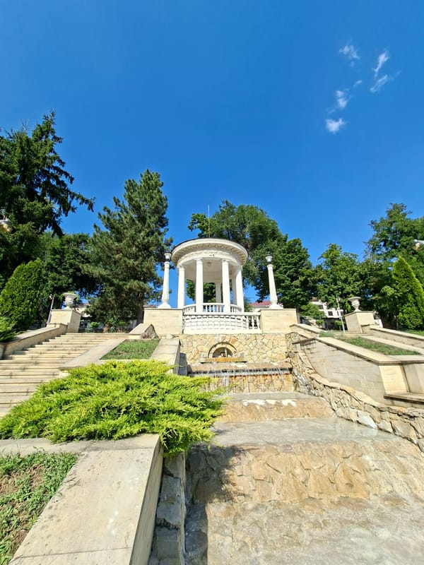 Chișinău's Dendrarium Park: fountains, rotundas, and summer greenery