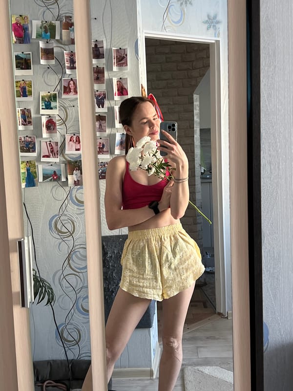 Woman documents morning routine with selfies and cats in Russia