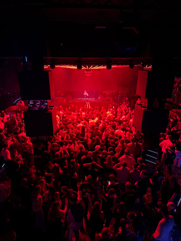 DJ John Hardstyle draws packed crowd to Prague nightclub