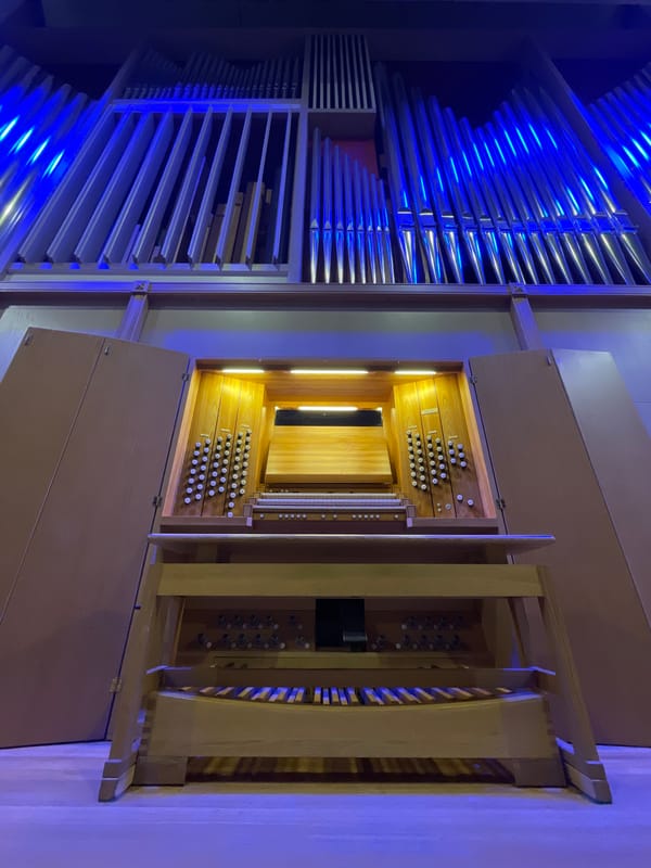 Modern pipe organ documented in Yekaterinburg concert venue