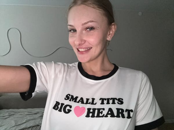 Selfie session with outfit changes in Perm apartment