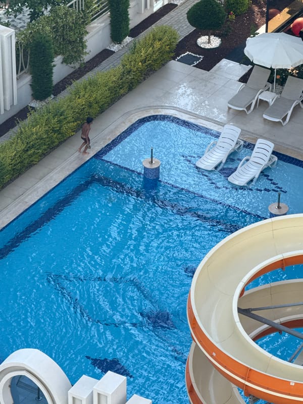 Tourist captures poolside relaxation and cat moments in Alanya