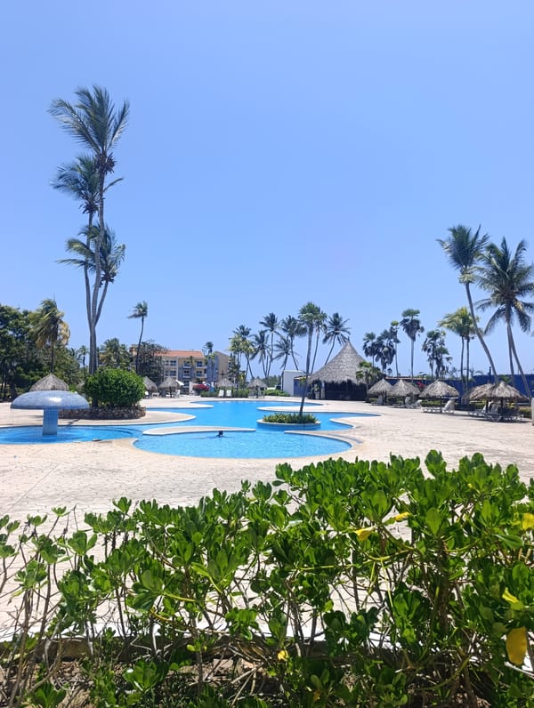 Tropical beach resort documented by witnesses over 8 minutes