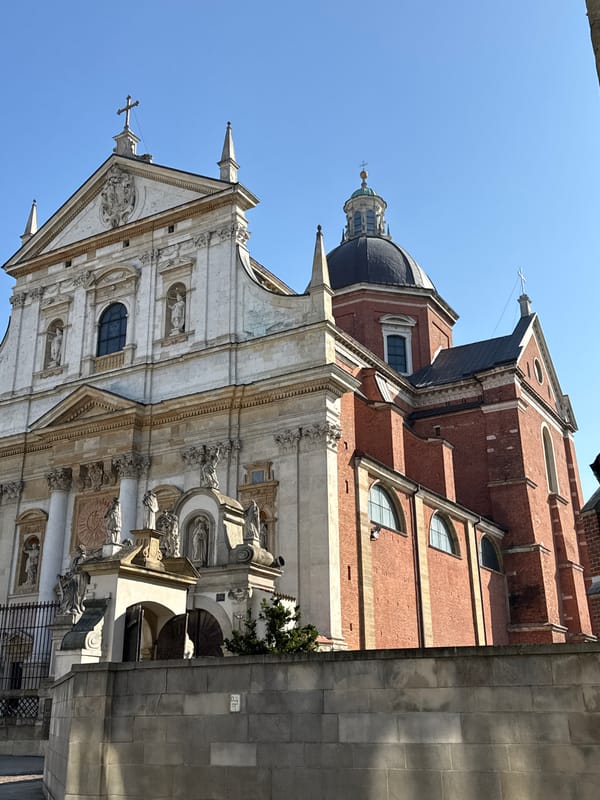 Tourist captures Krakow's historic churches and castle within seconds