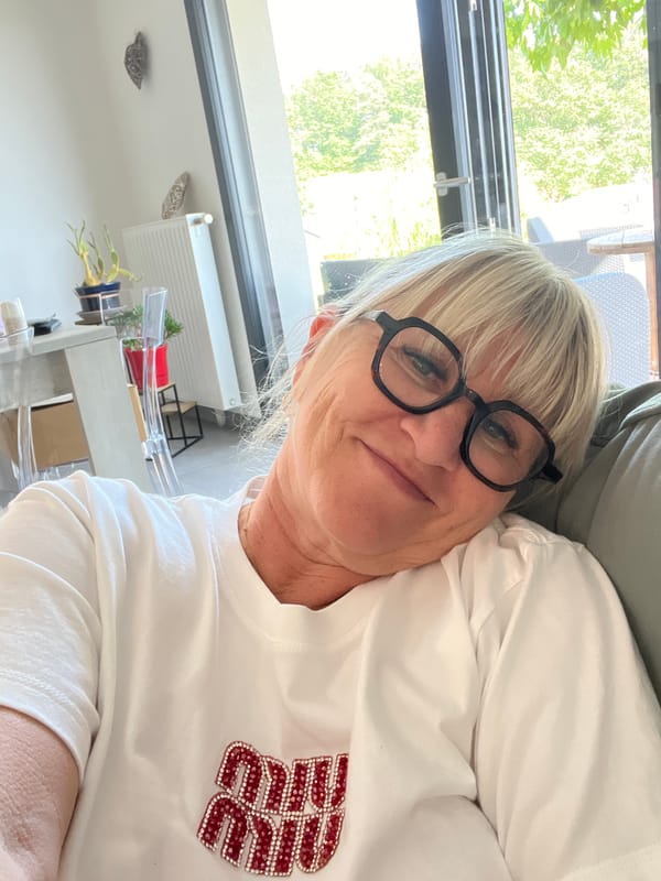 Selfie break on couch in Chambœuf living room