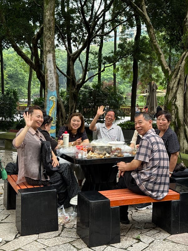 Morning social gatherings observed across Jiulongpo District parks