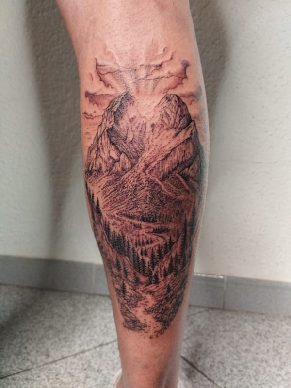 Mountain landscape tattoo spotted on leg in Rubí
