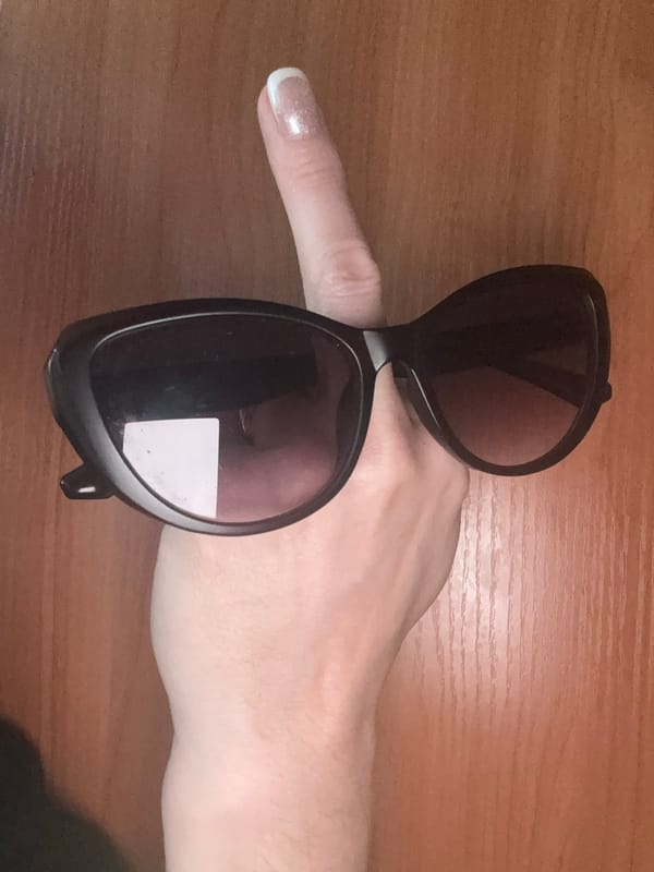 Early morning eyewear display documented in Tashkent
