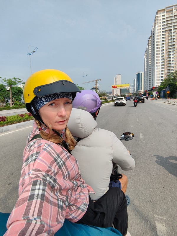 Late-night motorbike traffic observed in Bai Chay Ward, Vietnam