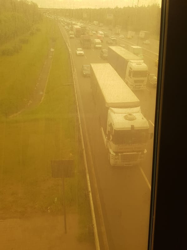 Dust storm causes traffic chaos across Moscow