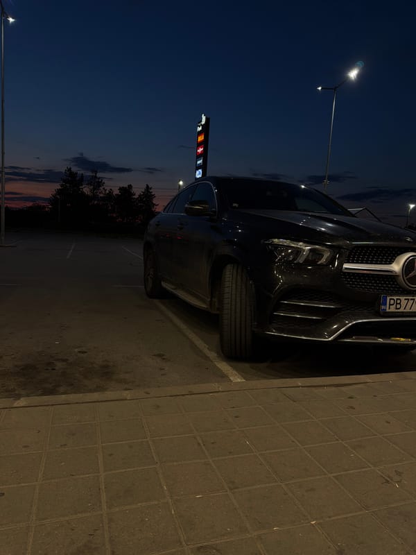 Woman observed in Parvomay parking lot at twilight