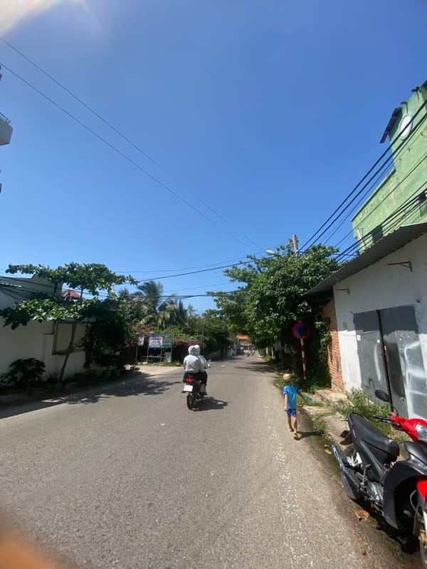 Sunny morning in Mũi Né — streets, cafés, and pool time
