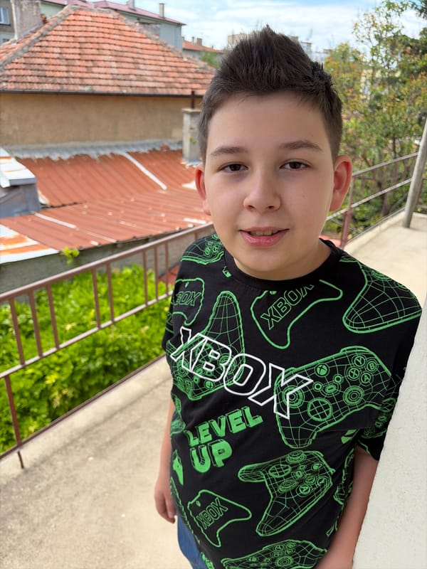 Urban neighborhood moments captured in hour-long witness sequence