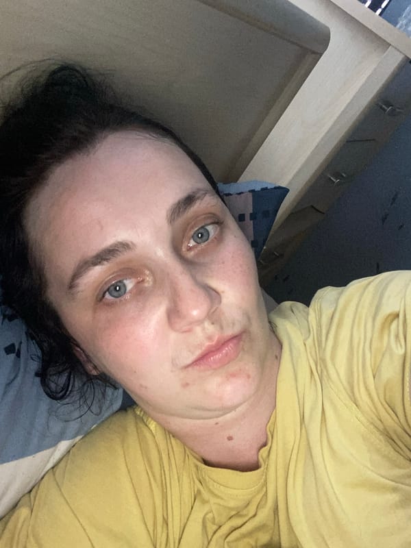 Relaxed bedroom selfie session in yellow over an afternoon