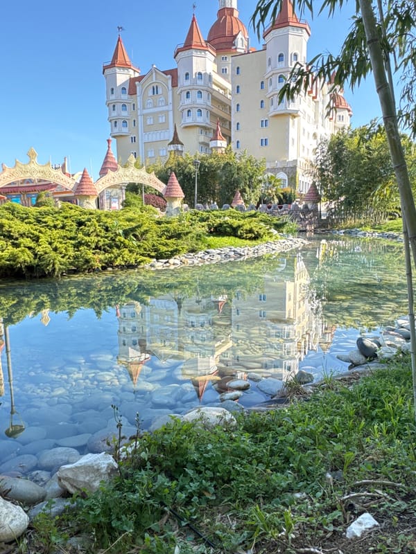 Tourists enjoy springtime visit to Sochi Park theme attractions
