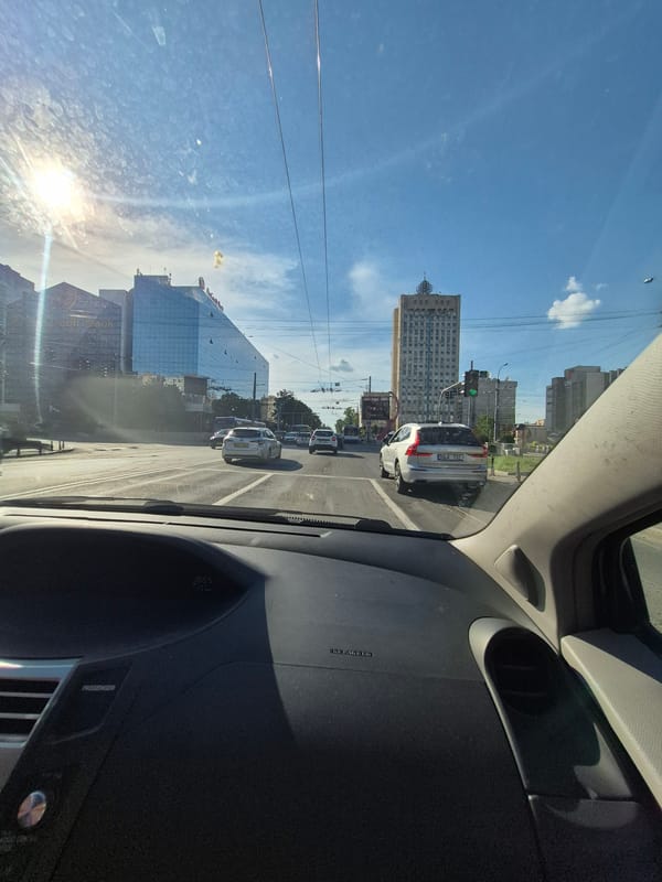 Driver captures routine traffic scenes during afternoon journey through Chișinău