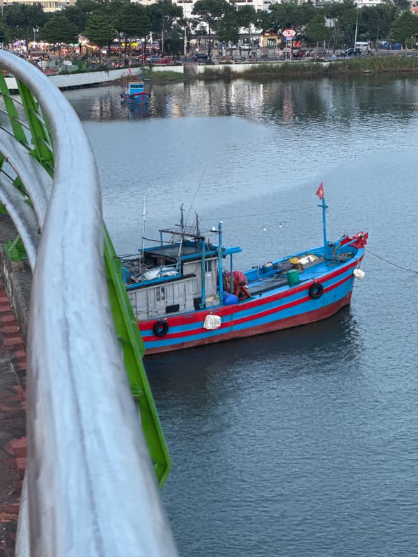 Sunset scenes along Đà Nẵng's Hàn River bridges captured