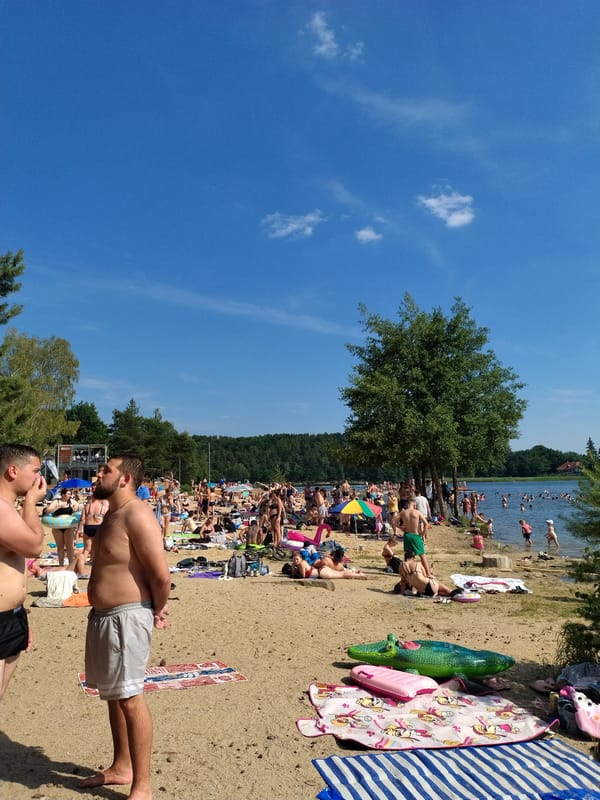 Sunny beach day draws a crowd near Pilsen