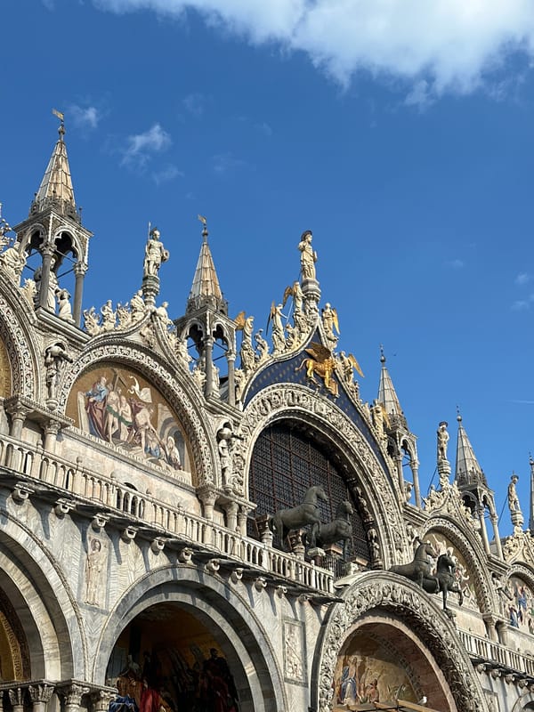 Witness captures St. Mark's Basilica and Campanile views in Venice