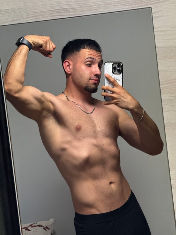 Mirror selfie session, flexing, Shumen bedroom