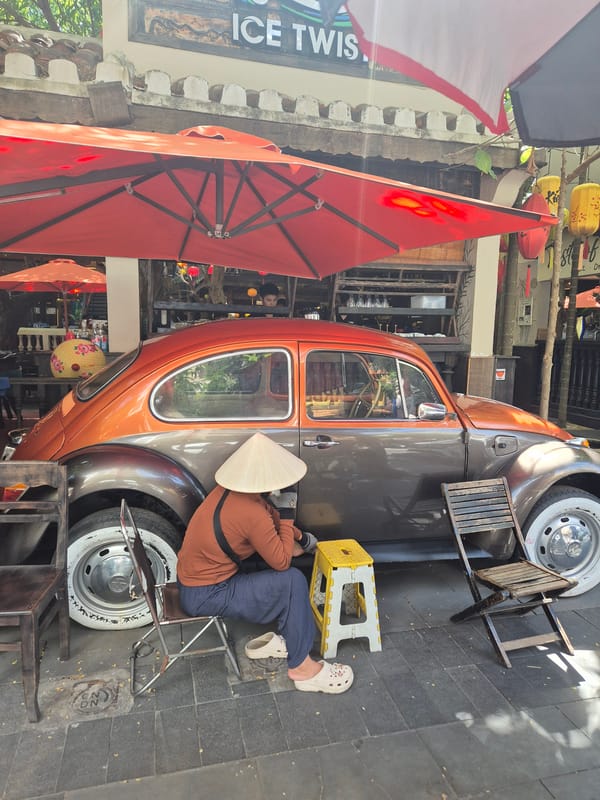 Vintage vehicles and street life in Đà Nẵng's old quarter