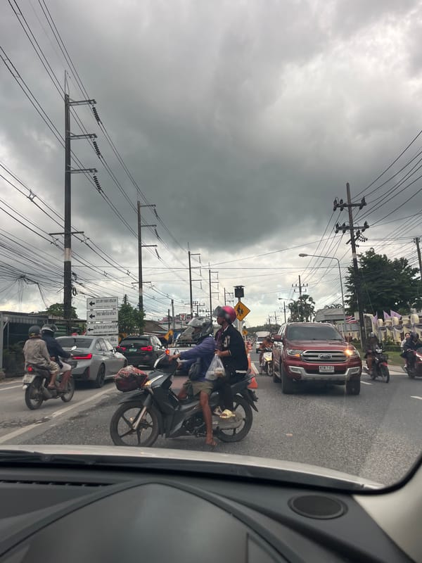 Traffic jam clogs Si Sunthon road under threatening skies