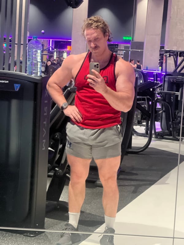 Man documents workout session with selfies at Saint Petersburg gym
