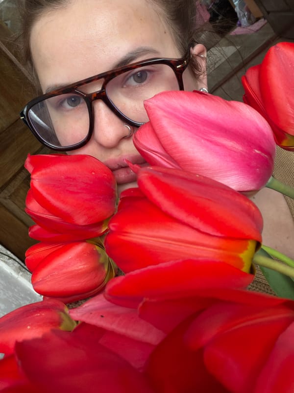 Person with tulips and phone spotted in Novopokrovskaya